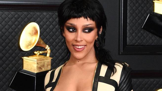 Doja Cat出席葛莱美颁奖典礼时，将礼服拉炼全开成为全场焦点。（图／达志影像）