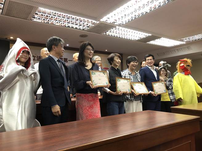 多名動保團體今天進行優秀動保立委頒獎典禮。（趙婉淳攝）