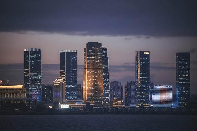 （雄狮旅游旗下「旅天下」推出金门创新玩法，搭乘「初日号」可观赏厦门璀璨夜景。图／雄狮旅游提供）