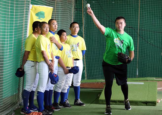 旧金山巨人队小联盟投手邓恺威（右）获邀参加大联盟春训，可惜今天被下放回小联盟。（资料照／陈麒全摄）