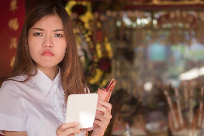 運勢命理網站「知命命理」點出，「幼童、老人、喜歡找多人算命的人」都不適合算命。（示意圖／shutterstock）