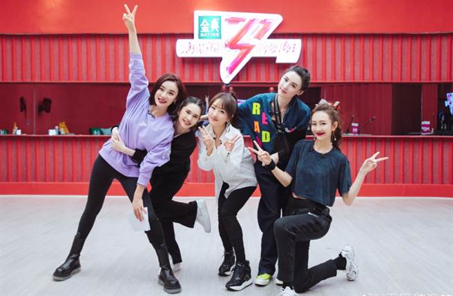 張柏芝（右2）、楊丞琳（左2）最近在《乘風破浪的姐姐2》同隊準備演出。（圖／翻攝自乘風破浪的姐姐微博）