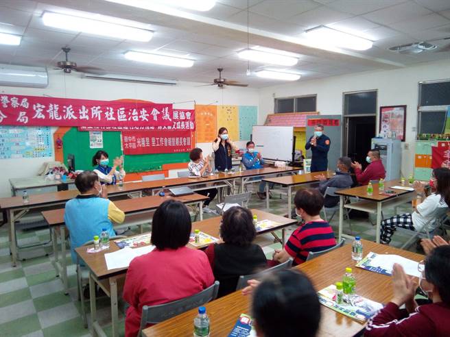 台中太平警分局宏龍派出所在光隆里活動中心舉辦社區治安座談會，居民參與熱烈。（台中市太平分局提供／馮惠宜台中傳真）