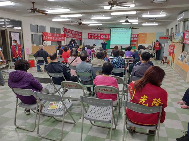 台中太平警分局宏龍派出所在光隆里活動中心舉辦社區治安座談會，居民參與熱烈。（台中市太平分局提供／馮惠宜台中傳真）