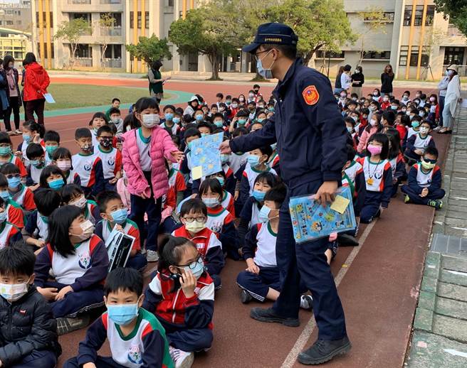 台中市成功国小于朝会时间邀请台中市政府警察局第三分局前来举办「交通安全常识宣导」小朋友们反应踊跃。（台中市第三分局提供／冯惠宜台中传真）