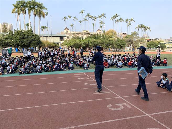 台中市成功国小于朝会时间邀请台中市政府警察局第三分局前来举办「交通安全常识宣导」小朋友们反应踊跃。（台中市第三分局提供／冯惠宜台中传真）