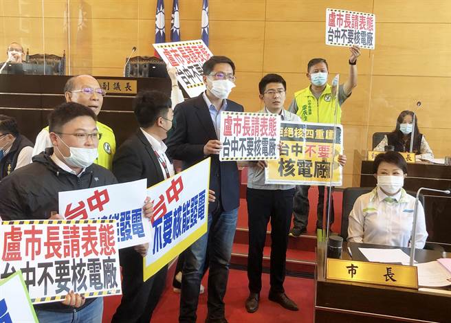 民進黨市議員黃守達等衝到市議會官員席，站在市長盧秀燕旁邊要她表態。（陳世宗攝）