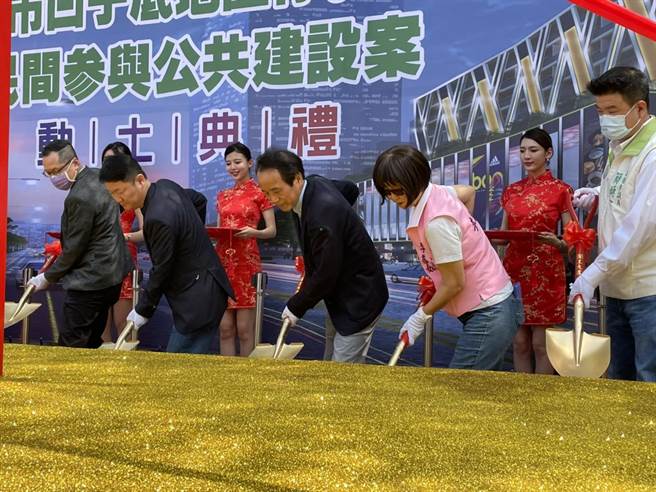 高雄市副市長林欽榮16日前往凹子底參加停車場BOT案動土典禮，預計將在2023年完成複合式立體停車場，該座立體停車場完工後可為鼓山凹子底地區提供600格小型車位、1,100格機車位及40格自行車位。（洪浩軒攝）