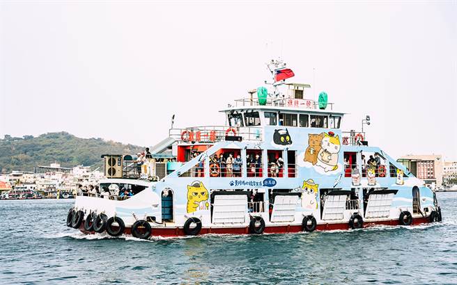 黃阿瑪與后宮貓咪們共8個角色妝點渡輪，活潑外觀十分搶眼。（攝影/陳建豪）