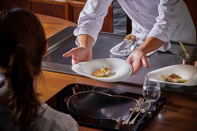 日本國宴等級的Ukai-tei鐵板燒，擁有米其林星級血統，由料理人在鐵板前優雅演出。（圖片提供/Ukai-tei）