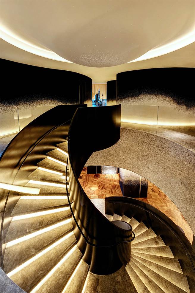 通往 UKAI 鐵板燒的樓梯迴旋而下，走入雲水地磚與黑白馬賽克壁磚共同描繪的潑墨山水。（圖片提供/Ukai-tei）