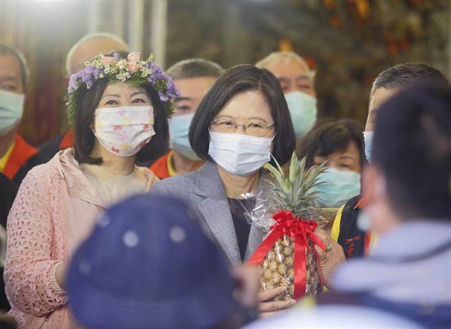 第19届天母水道祭16日热闹开幕，蔡英文总统（中）与立委吴思瑶（左）等人到天母三玉宫祈福，庙方并致赠认购的凤梨给蔡总统。（张铠乙摄）
