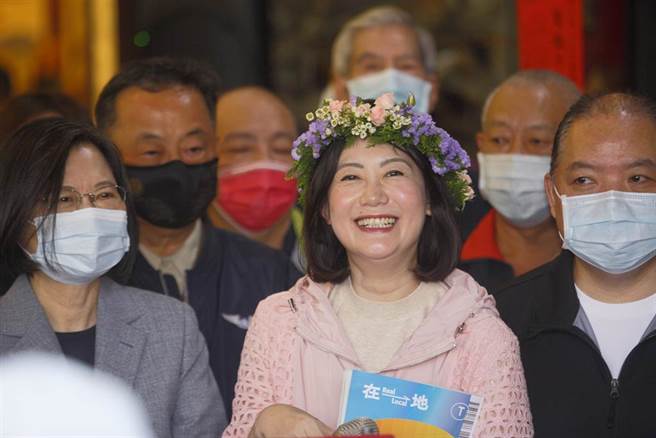 第19届天母水道祭16日热闹开幕，蔡英文总统（左）到天母三玉宫祈福，也为民进党自家的在地立委吴思瑶（中）打气，强调她是一位优质努力且常常跟大家站在一起的好立委。（张铠乙摄）