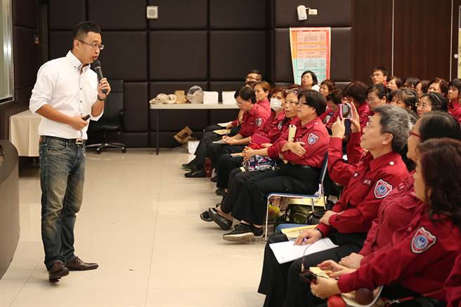 蔡宗翰兼任高雄市政府消防局防火宣導師資團、內政部消防署防火宣導教官班授課教官，他強調培訓講師重點在於火災觀念紮實度與傳遞能力。（圖片提供/蔡宗翰）