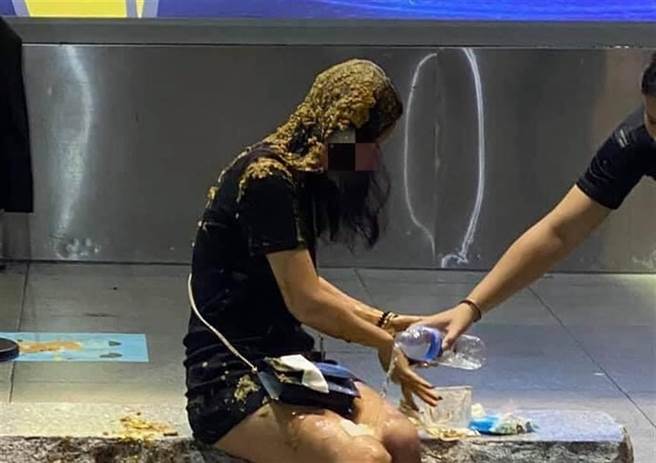 北市信义区闹街正妹遭泼屎事件，喧腾一时。（图／翻摄自爆料公社）