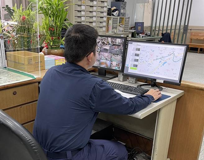 员警调阅天罗地网系统协助家属寻人。(警方提供／吕筱蝉桃园传真)