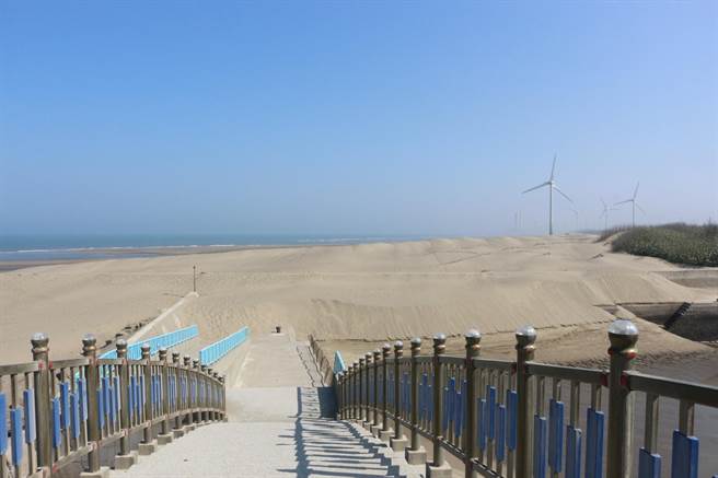 苑港渔港北侧堤防遭海沙掩埋，「万里长沙」景象令人咋舌。（巫静婷摄）