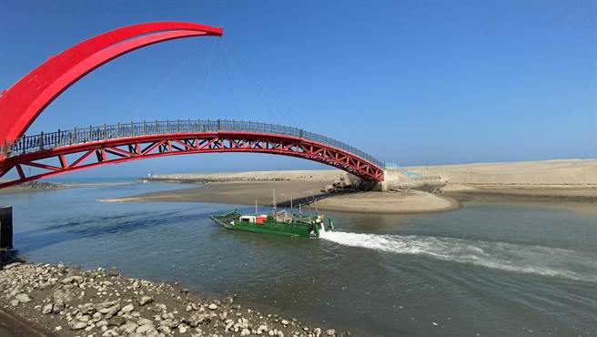 苑港渔港北侧堤防长年被大量海沙覆盖，去年无颱风淤沙更严重，已影响渔船进出安全及人车通行。（巫静婷摄）