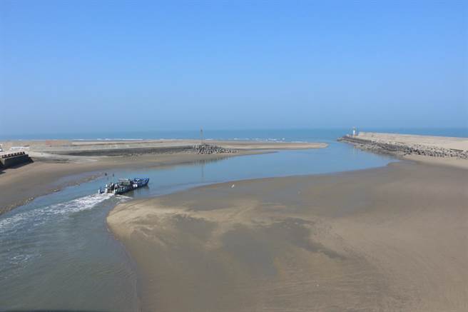 苑港渔港北侧堤防长年被大量海沙覆盖，去年无颱风淤沙更严重，已影响渔船进出安全及人车通行。（巫静婷摄）