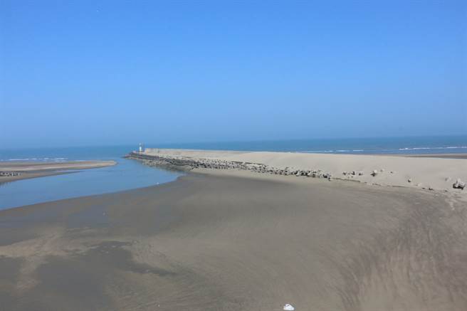苑港渔港北侧堤防遭海沙掩埋，「万里长沙」景象令人咋舌。（巫静婷摄）