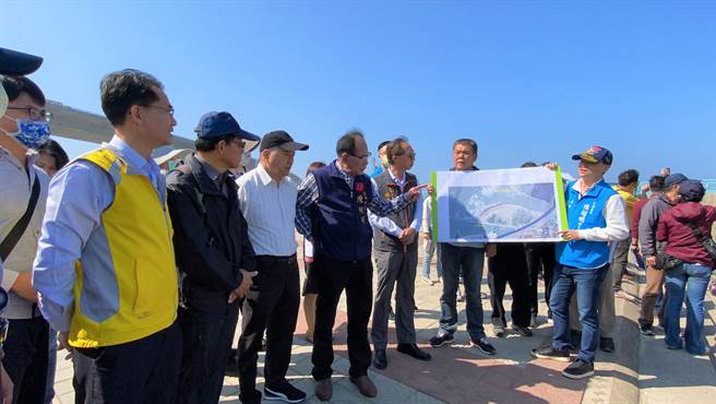 立委陈超明16日邀集中央单位现勘，为苑港渔港淤沙提出解决之道。（巫静婷摄）