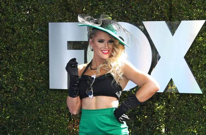 虽然难度很大，WWE女选手也有机会拿到百万美元年薪，图为女选手Lacey Evans。（达志影像）