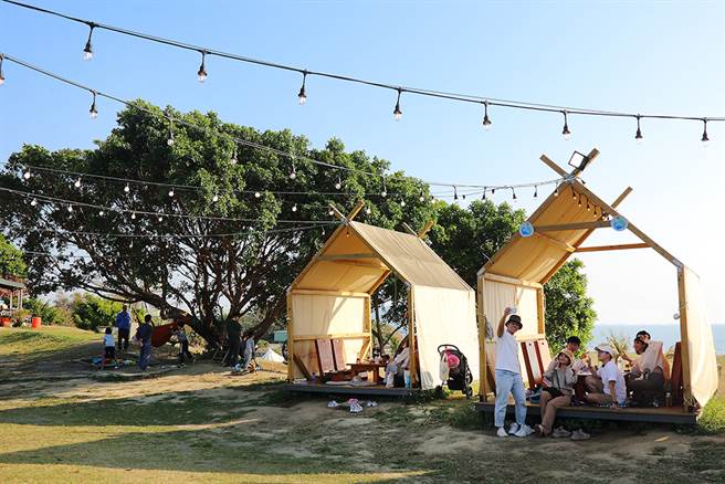 在帐篷栈板欣赏一望无际的草地和海景，彷佛拥抱全世界，让心情也跟着飞扬。（摄影/李惠洲）