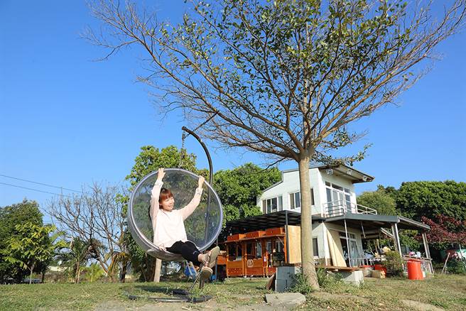 慵懒吊椅和秋千放置各角落，让游客能在美景衬托，留下难忘美照。（摄影/李惠洲）