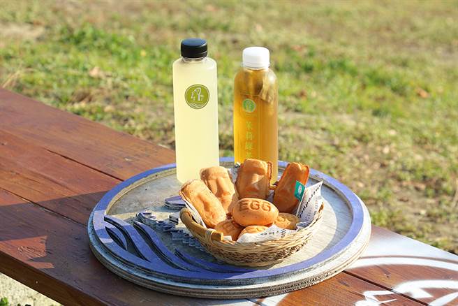 冷泡茶是找茶叶厂商自行制作，鸡蛋糕则是可爱的摩艾造型。 （摄影/李惠洲）