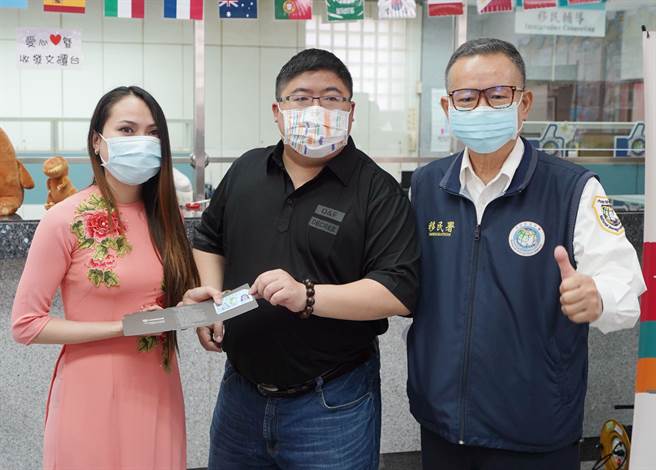 立委蔡易余（中）16日陪着数名新住民一起到移民署嘉义县服务站申办新式统一证号，呼吁新住民一起揪团来申办，尽早享受换证后的便利生活。（蔡易余服务处提供∕吕妍庭嘉义传真）