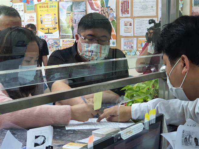 立委蔡易余16日陪着数名新住民一起到移民署嘉义县服务站申办新式统一证号。（移民署嘉义服务站提供∕吕妍庭嘉义传真）