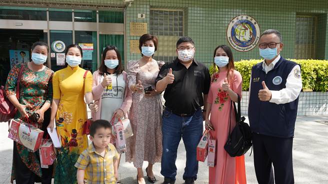 立委蔡易余16日陪着数名新住民一起到移民署嘉义县服务站申办新式统一证号，呼吁新住民一起揪团来申办，尽早享受换证后的便利生活。（蔡易余服务处提供∕吕妍庭嘉义传真）