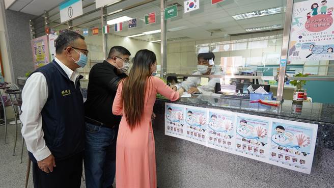 立委蔡易余16日陪着数名新住民一起到移民署嘉义县服务站申办新式统一证号，呼吁新住民一起揪团来申办，尽早享受换证后的便利生活。（蔡易余服务处提供∕吕妍庭嘉义传真）