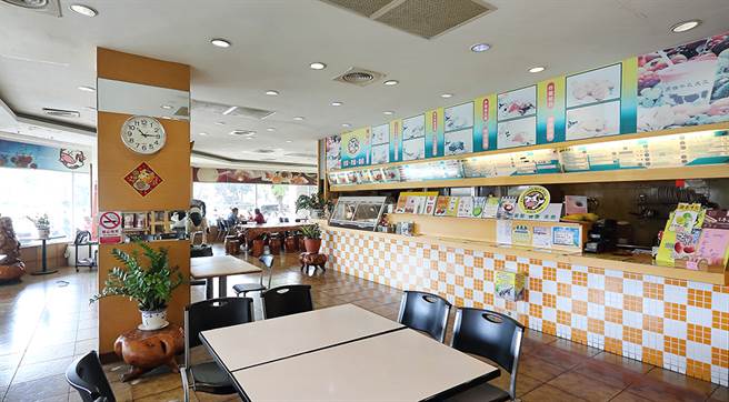 整齐洁净的店面与宽敞空间，高雄牛乳大王依然有许多学生族群和老主顾光顾。（摄影/Carter）