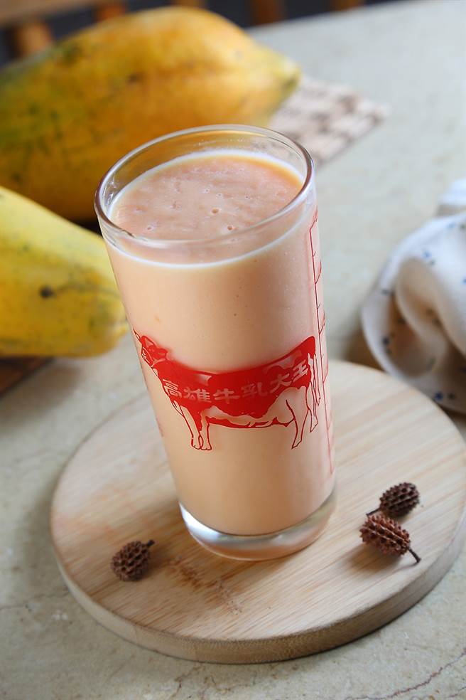 使用最高品质的新鲜牛乳和高雄熟成木瓜，做成风靡数个世代的木瓜牛奶。（摄影/Carter）