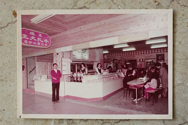 老照片诉说往昔时光，当时高雄牛乳大王是时髦的约会地点。（摄影/Carter）