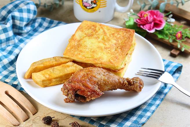 招牌餐点炸鸡和法国吐司延续50年前配方，是回忆里的美好滋味。（摄影/Carter）
