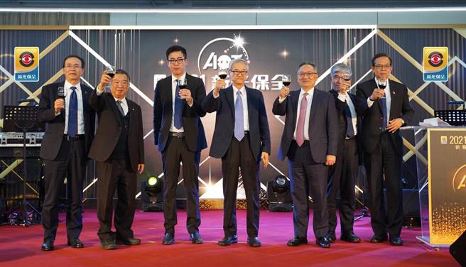 新光保全春酒充滿濃濃科技味，前新光金董事長吳東進（中）更親自出席。（新保提供）★中時新聞網關心您：喝酒過量，有礙健康！
★中時新聞網提醒您：酒後不開車，安全有保障