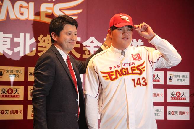 宋家豪（右）在熱身賽初登板，後援1局無失分。（報系資料照片）