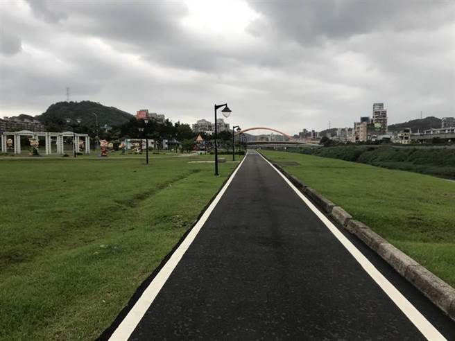 「基隆河岸亲水空间串连计画」正式启动，市议员盼能在步道周边设置公厕、休息空间。（基隆市议员张耿辉提供／陈彩玲基隆传真）