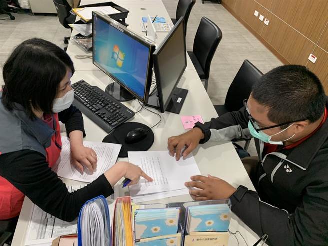 就业服务处人员临柜服务，并积极开发职缺办理徵才活动。(台中市政府提供)