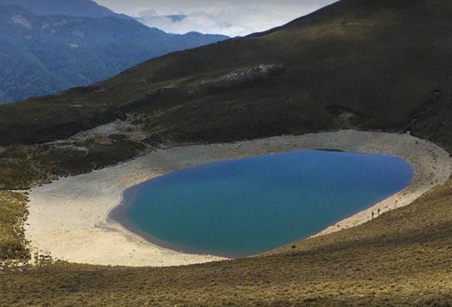 位在台东县海端乡的嘉明湖湖水只剩一半，山屋水情也告急，仅剩1个月用量。（翻摄嘉明湖大小事脸书）