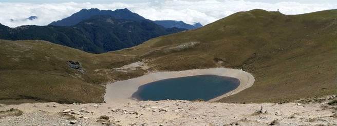 去年没颱风，连带使嘉明湖水量入不敷出，「天使的眼泪」剩半滴。（翻摄爱上嘉明湖脸书）