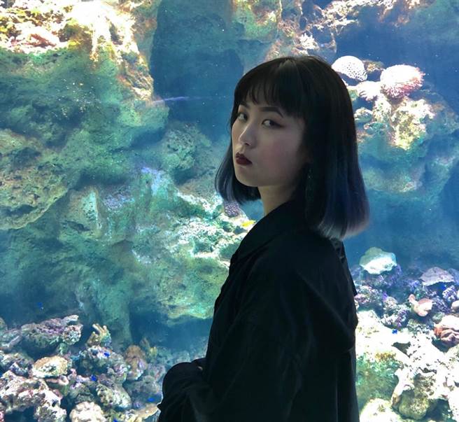 醒吾商設系三年級學生藍毓媗喜歡聽音樂，激盪創作靈感。(醒吾科大提供)