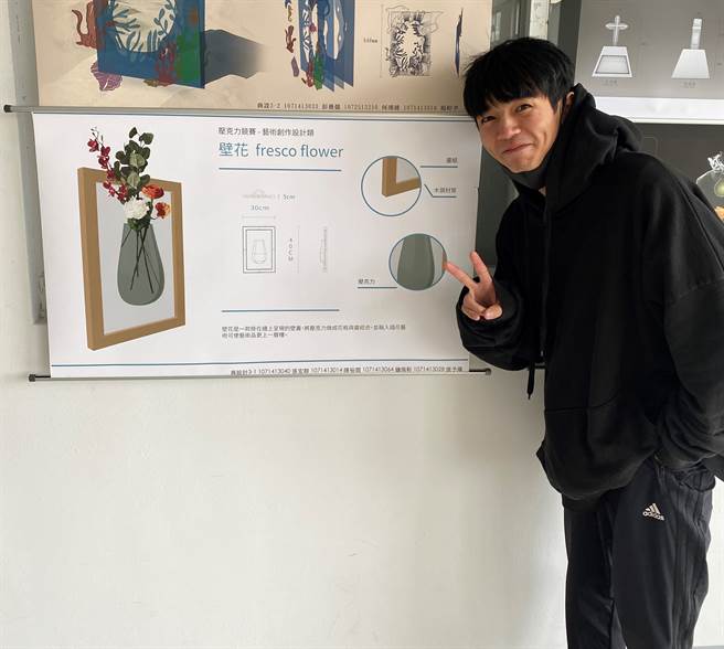 醒吾商設系三年級學生張宏群平常就喜歡參觀海報設計展，不斷累積創作能量。(醒吾科大提供)