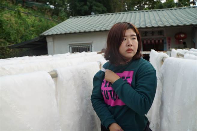 醒吾商設系三年級學生林芷玲沉思時，腦海就縈繞創作思維。(醒吾科大提供)