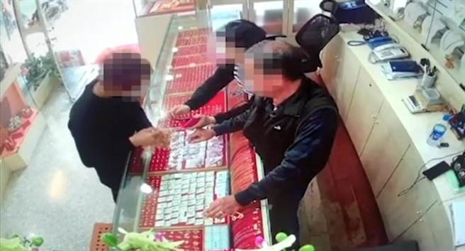 葛男(左)佯裝購物行搶銀樓兩條金項鍊。(翻攝照片／呂筱蟬桃園傳真)