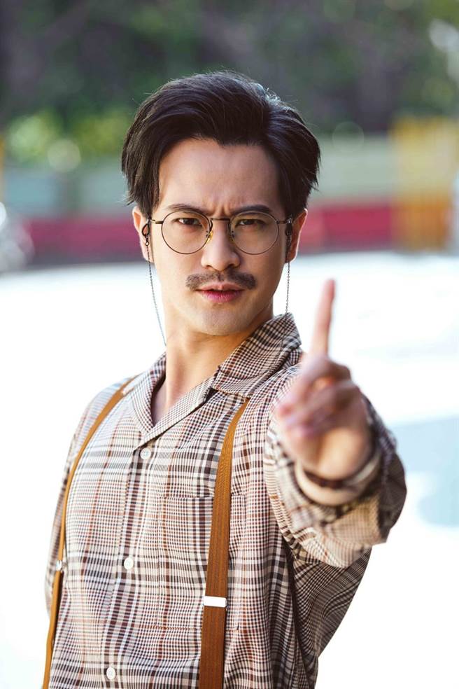 顏毓麟飾演隱身在學校擔任哲學系教授的「智慧之神」。（三鳳製作提供）