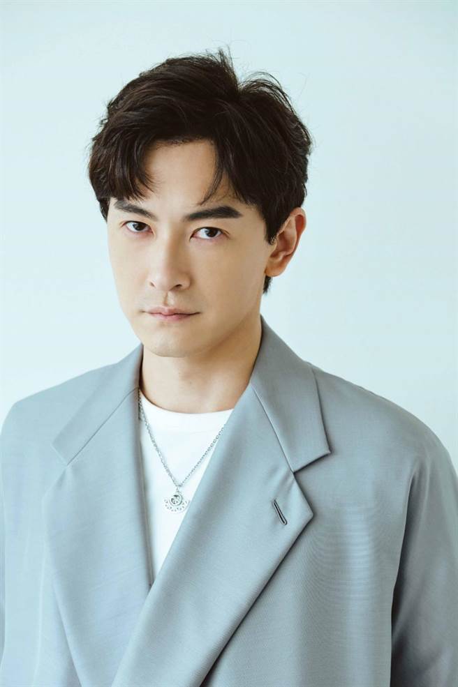 鄭元暢飾演的因果矯正司的司長「風之神」，是劇中位階最高的神。（三鳳製作提供）