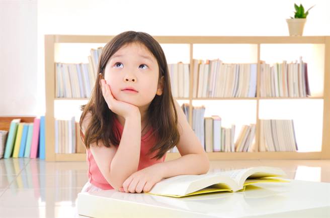 运势命理网站「生肖运势天天看」分享，书桌对窗户、房间狭小、房内放画像都不利于孩子的成绩表现。（示意图／shutterstock）